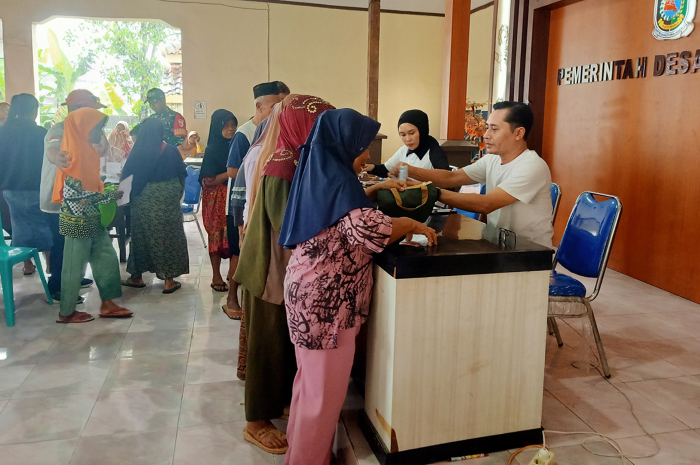 Penyaluran Bansos di Desa Tapan Rejo.