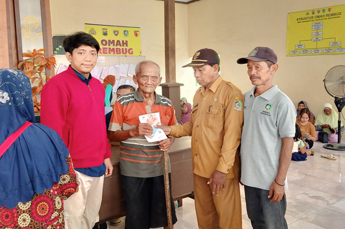 Penyaluran Bansos di Desa Tapanrejo