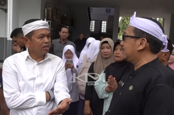 Gubernur Jawa Barat Dedi Mulyadi saat berbincang dengan Kepala SMAN 1 Ciasem, Kabupaten Subang, Hendi.