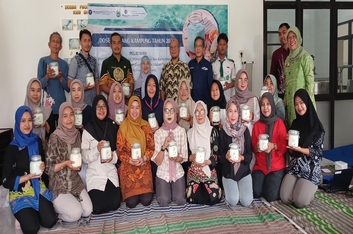 Dosen IPB University bersama jajaran Dinas Peternakan dan Kesehatan Hewan Malang mengembangkan produk yoghurt