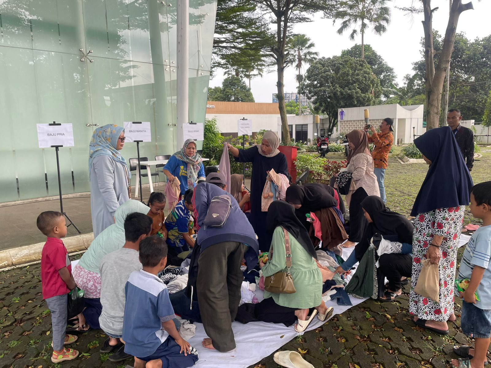 Warga Pandansari Ciawi Bogor saat antre untuk mendapatkan paket sembako dari PMLI