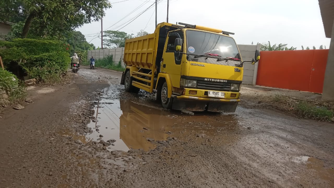 Jalan Cicangkal &ndash; Legok di Desa Cicangkal, Rumpin Bogor yang kondisinya rusak parah.