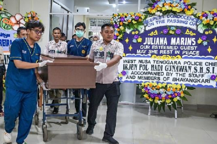 Peti jenazah Juliana Marins pendaki asal Brasil yang meninggal di Gunung Rinjani usai otopsi
