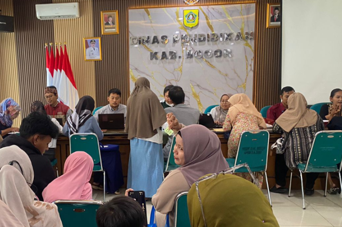 Sejumlah orang tua saat mendatangi kantor Dinas Pendidikan Kabupaten Bogor beberapa waktu lalu.
