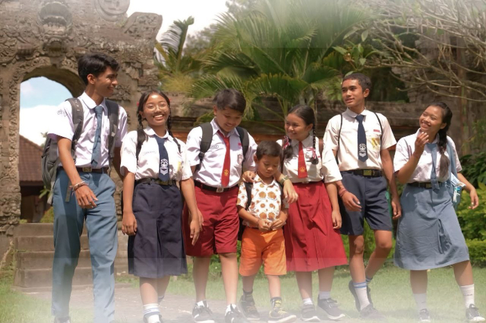 Jadwal dan jenis seragam sekolah SD hingga SMA yang berlaku di Tahun Ajaran Baru 2025.