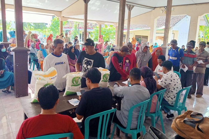 Penyaluran Bansos di desa Tapanrejo.