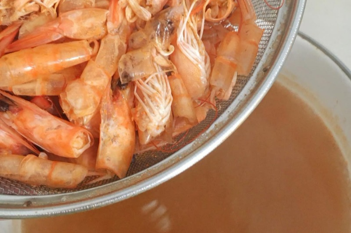 Kaldu kepala udang.