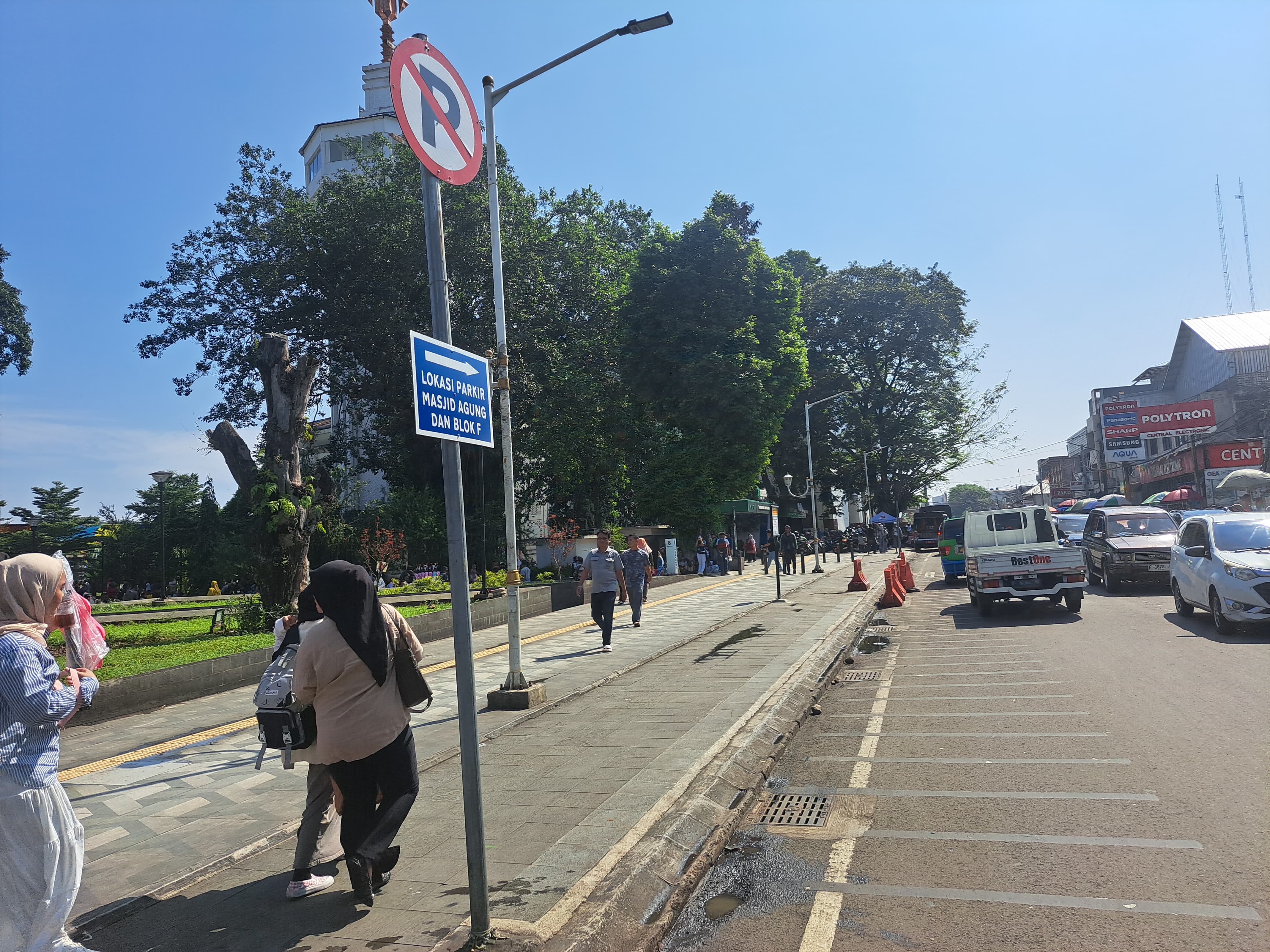 Jalan Dewi Sartika, dekat Alun-Alun Kota Bogor. Kendaraan parkir sembarangan bakal digembok.