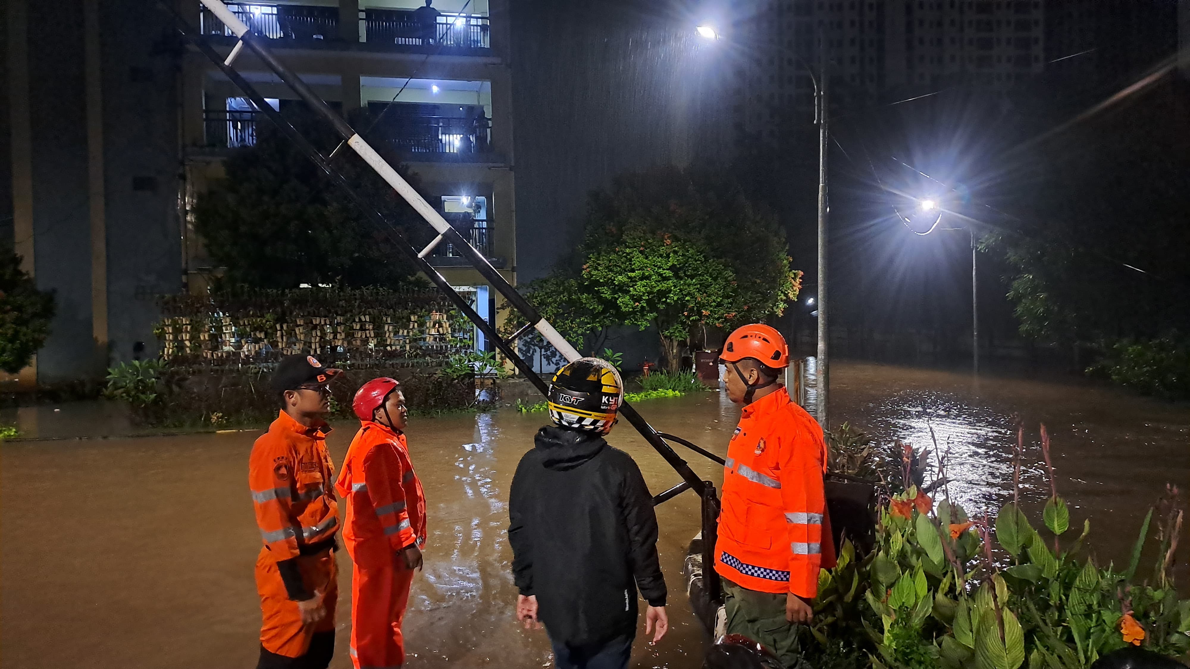 Banjir yang terjadi di Kampung Keramat, Kelurahan Tanah Baru dan Cibuluh pada Sabtu 5 Juli 2025 malam.