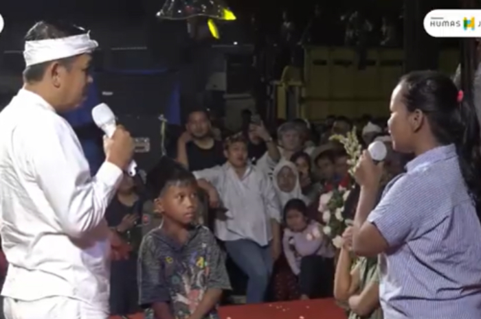 Gubernur Jawa Barat Dedi Mulyadi saat berbincang dengan warga Kota Depok.