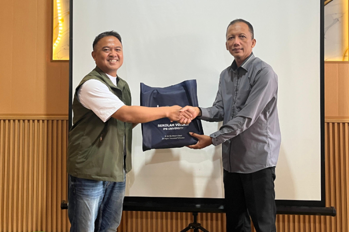 Ketua Program Studi Komunikasi Digital dan Media SV IPB University Dr. Hudi Santoso, S.Sos., M.P. (kiri) pada kegiatan pelatihan di&nbsp;Kapanewon Kasihan, Bantul, Yogyakarta