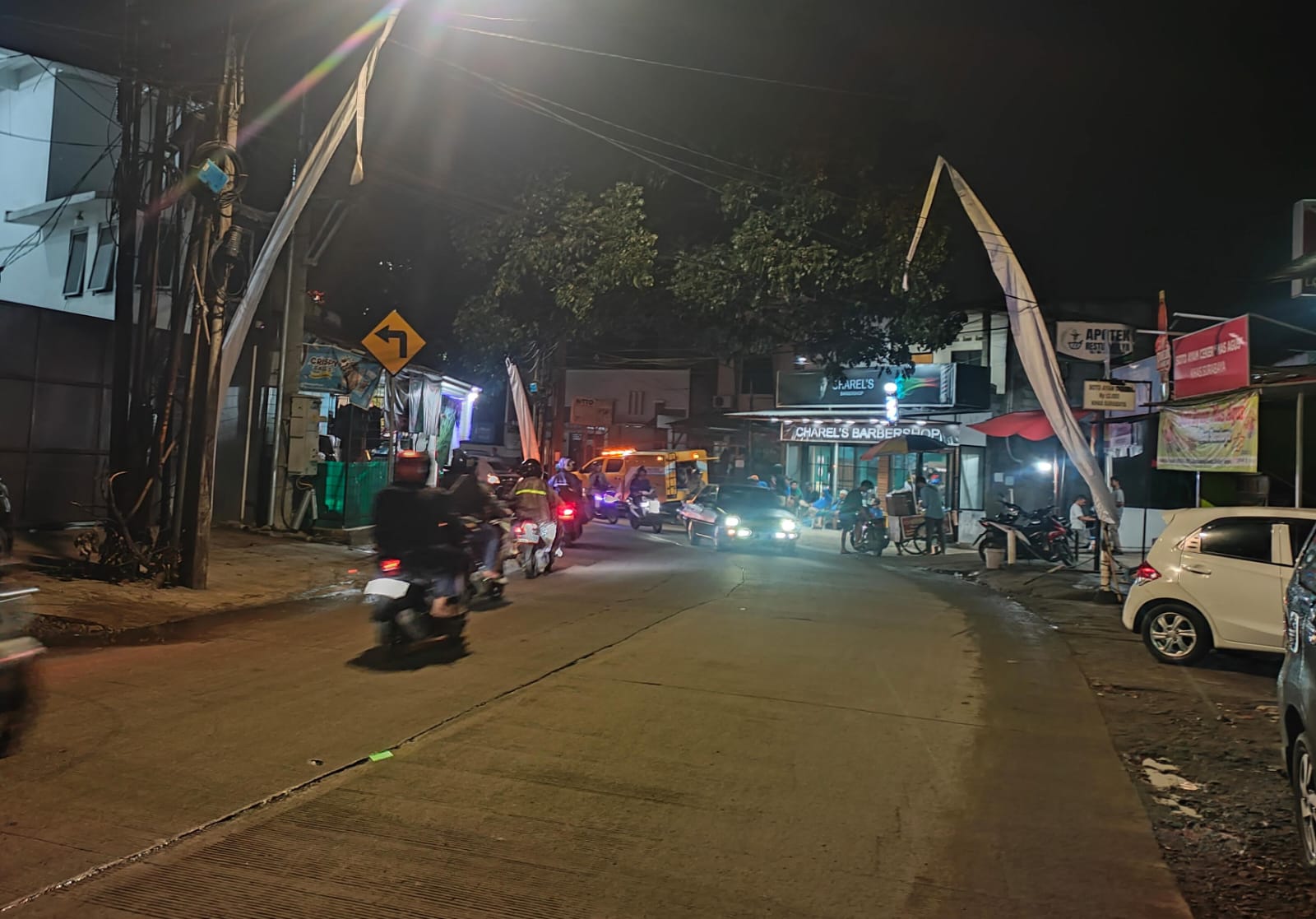 Kondisi Jalan Kampung Sawah, yang biasa langganan banjir pada Sabtu 5 Juli 2025 malam, nampak dijaga petugas DPUPR Kota Depok karena kedatangan Gubernur Jawa Barat,&nbsp;Dedi&nbsp;Mulyadi.