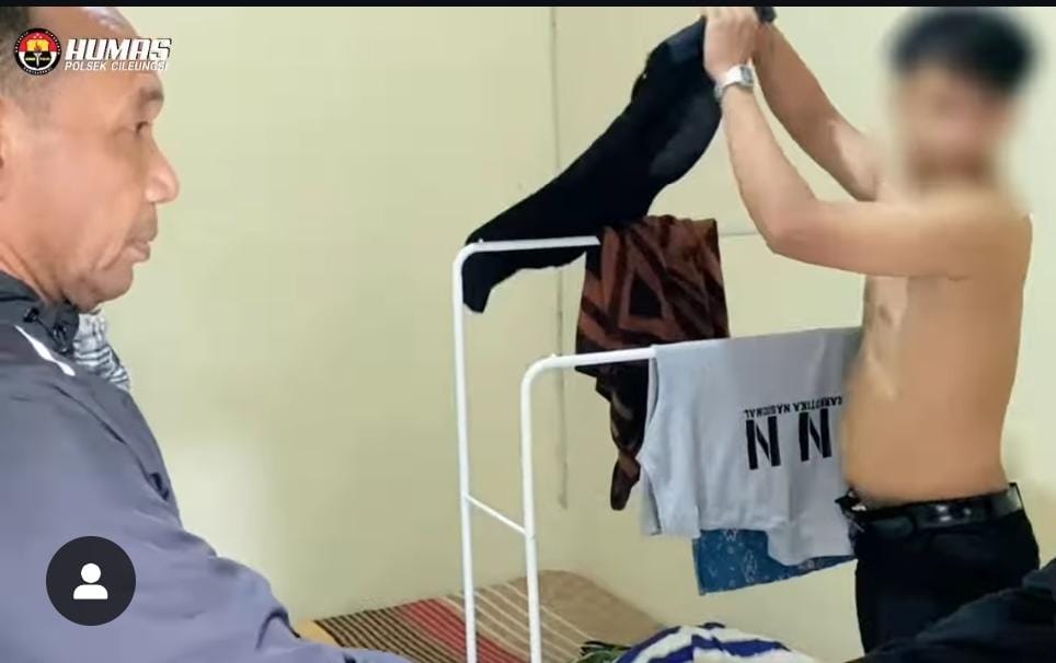 Pemuda gunakan atribut BNN dan bajunya beli di toko online, akhirnya ditangkap&nbsp;polisi dari Polsek Cileungsi, Polres Bogor.