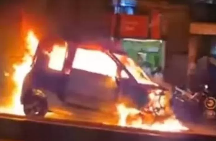 Tangapan layar mobil listrik Wuling Air ev terbakar di Jalan Soekarno Hatta, Kota Bandung pada Sabtu 5 Juli 2025.