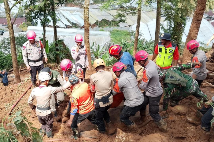 Evakuasi korban bencana longsor di kawasan Puncak Bogor