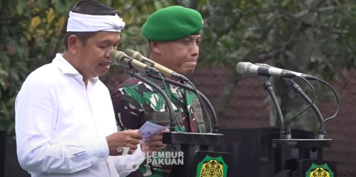 Gubernur Jawa Barat Dedi Mulyadi bersama Pangdam III Siliwangi saat pelepasan calon taruna akmil