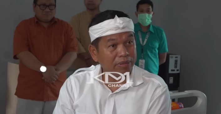 Gubernur Jawa Barat Dedi Mulyadi mengunjungi bayi di Purwakarta yang mendapat perlakukan tidak menyenangkan dari ayahnya