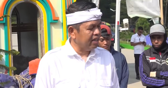 Gubernur Jawa Barat Dedi Mulyadi saat membongkar objek wisata Hibisc Puncak Bogor