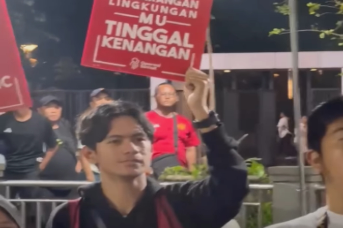 Anggota komunitas suporter mengampanyekan pentingnya menjaga lingkungan setelah pertandingan Indonesia All Stars vs Oxford United
