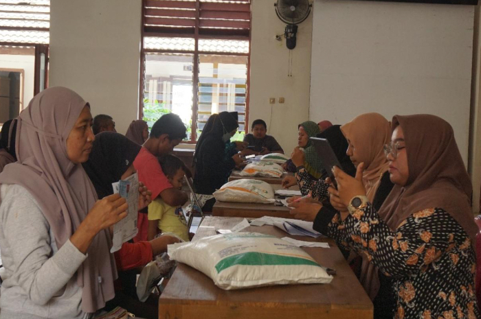 Penyaluran bansos di Kelurahan Baturetno.