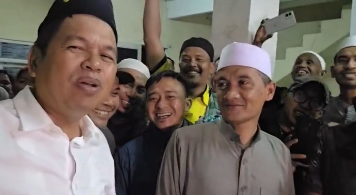 Dedi Mulyadi saat mengunjungi lokasi longsor yang menimpa Kampung Rawasedek, Megamendung, Kabupaten Bogor, Senin 7 Juli 2025.