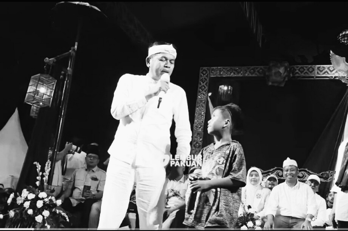 Gubernur Jawa Barat Dedi Mulyadi bersama seorang anak di Kota Depok yang tidak sekolah karena terkendala administrasi kependudukan.