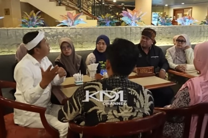 Gubernur Jawa Barat Dedi Mulyadi saat bertemu dengan Kades Tangkil, pengacara serta keluarga para tersangka kasus perusakan rumah di Cidahu, Sukabumi.