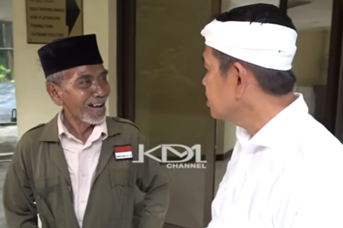 Gubernur Jawa Barat Dedi Mulyadi berbincang dengan Nanang penjual es cincau asal Bogor yang bisa 4 bahasa asing.
