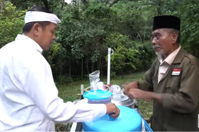 Gubernur Jawa Barat Dedi Mulyadi bertemu dengan Nanang, penjual cincau asal Bogor yang viral karena menguasai 4 bahasa asing.
