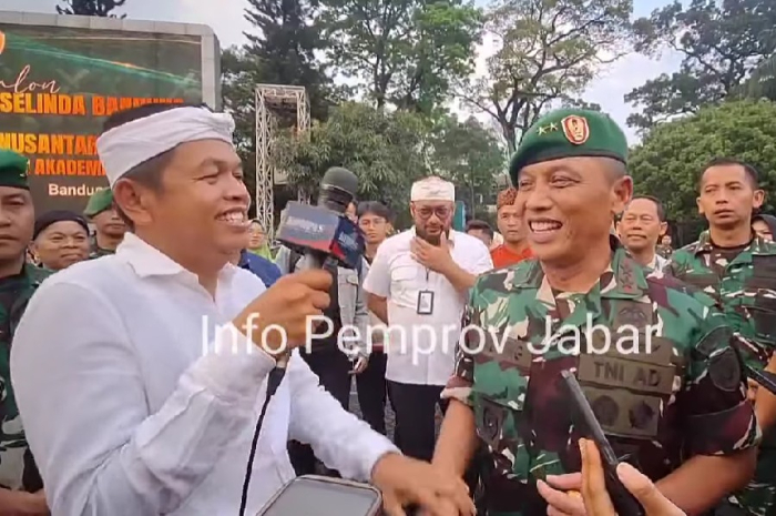 Gubernur Jawa Barat, Dedi Mulyadi memegang mic reporter&nbsp;TV saat wawancara bersama Pangdam Siliwangi.