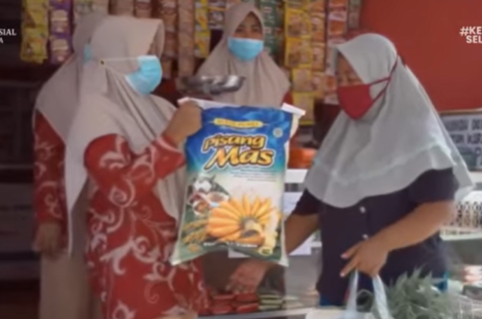 Ilustrasi penyaluran bansos berupa beras.