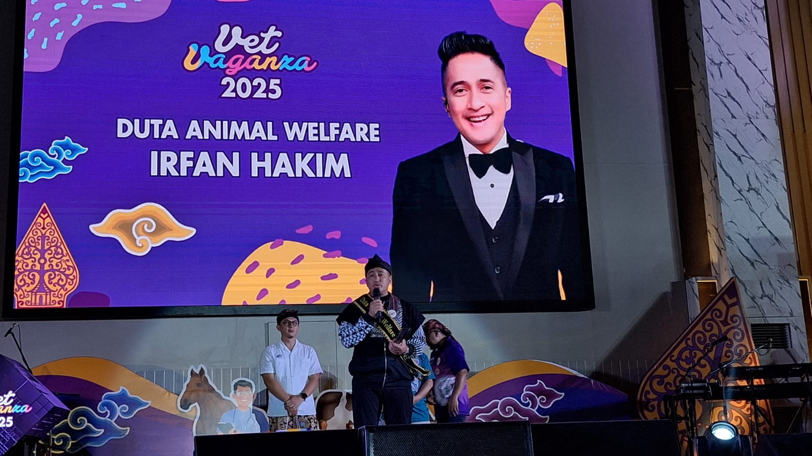 IKA FKH IPB University memberikan penghargaan kepada Presenter televisi dan juga seorang pecinta hewan Irfan Hakim di Vet Vaganza 2025.