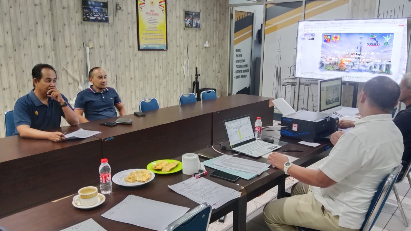 Desk review cabor yang dilakukan di ruang rapat gedung KONI Kota Bogor, Senin 7 Juli 2025.