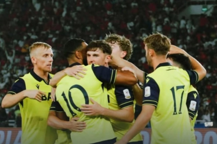 Para pemain Oxford FC berpelukan seusai laga di Piala Presiden