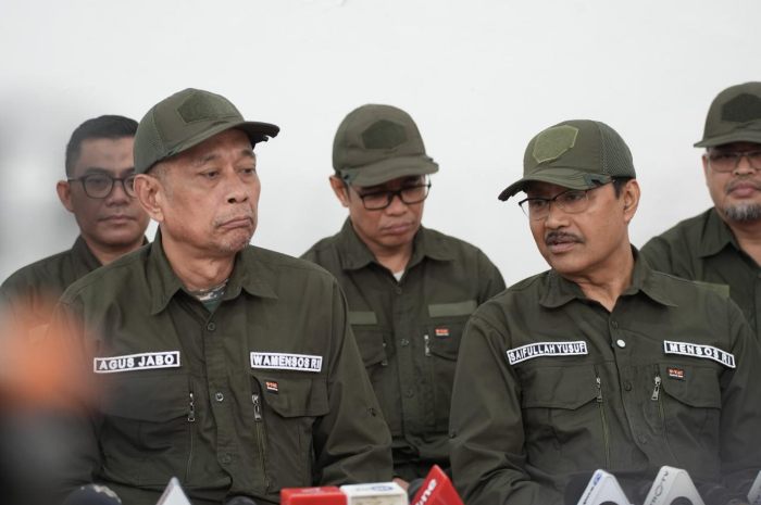 Wamensos Agus Jabo dan Mensos Saifullah Yusuf saat konferensi pers usai membuka kegiatan retret tahap II Kepala Sekolah Rakyat di Puslitbangprof Kemensos, Margaguna, Jakarta.