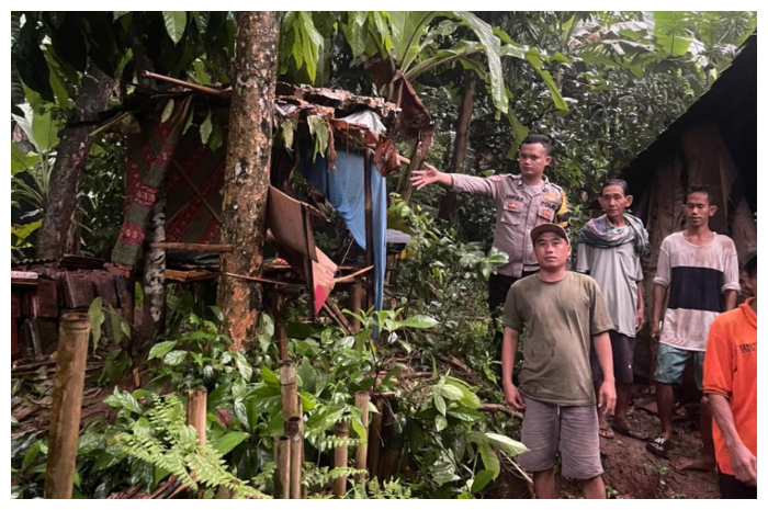 Saung tempat korban tersambar petir di Desa Mekarsari, Kecamatan Rumpin, Kabupaten Bogor.