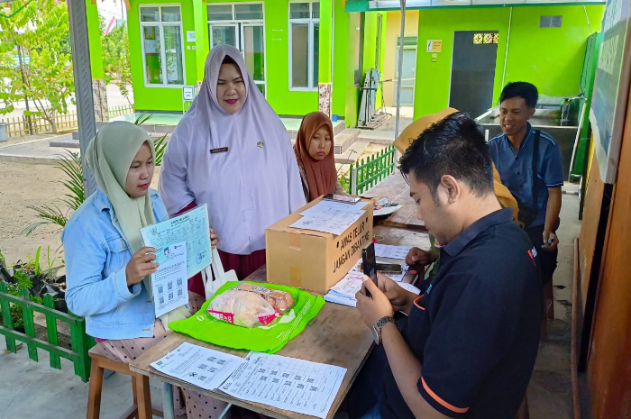 Penyaluran Bansos di Kelurahan Tegalgede.