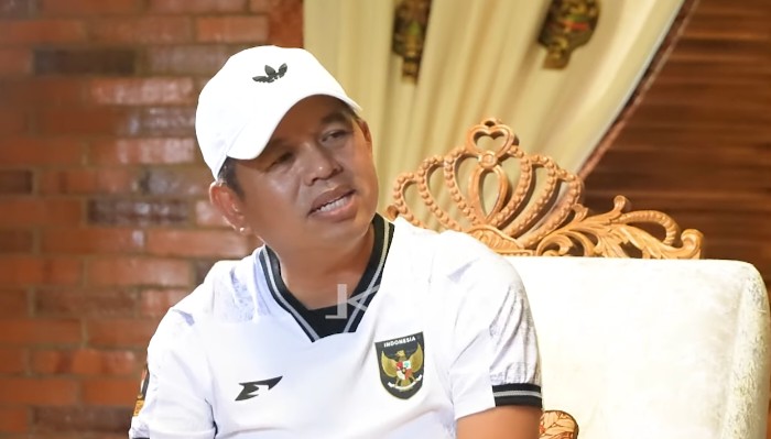 Dedi Mulyadi ketika menemui siswi SMP asal Subang serta keluarganya.