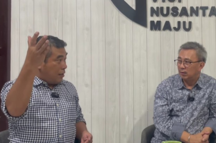 Founder Vinus Indonesia, Yusfitriadi (kiri) berdiskusi membahas Gubernur Jawa Barat, Dedi Mulyadi yang viral.