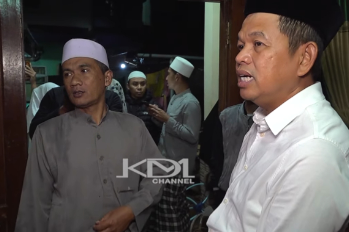 Gubernur Jawa Barat, Dedi Mulyadi, ketika mengunjungi lokasi bencana di Megamendung, Bogor