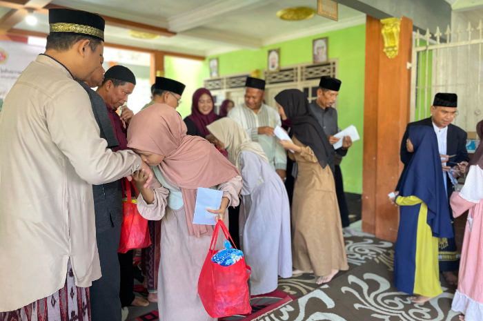 Karang Taruna RW 03 Cibinong Bogor saat menggelar santunan anak yatim piatu.