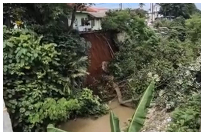 Longsor yang melanda salah satu jalan di Kota Depok, akibat cuaca ekstrim.