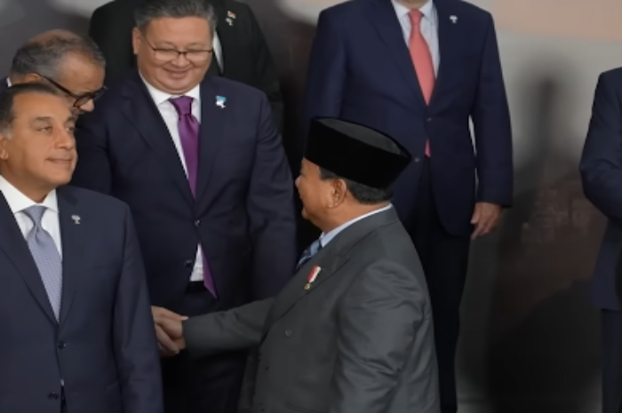 Momen keramahan Presiden Prabowo saat pelaksanaan BRICS di Brazil.