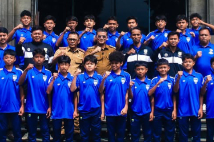 Tim Akademi Persib Cimahi U-13 bersama Wakil Gubernur Jabar Erwan Setiawan.