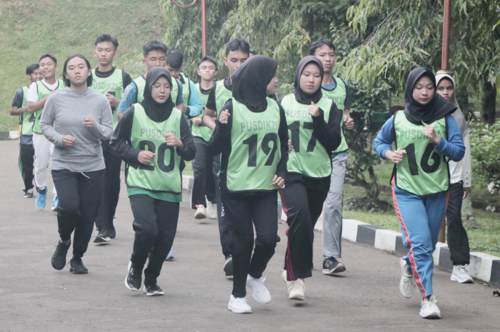 Calon mahasiswa baru Polbangtan Bogor dari jalur umum saat menjalani tes fisik.