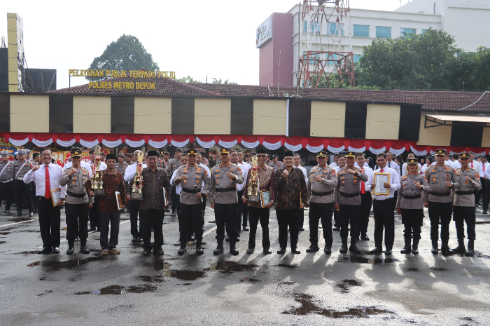 Penyerahan piala dan penghargaan kepada polsek yang menjadi jawara Lomba Satkamling tingkat Polres Metro Depok Selasa 8 Juli 2025.