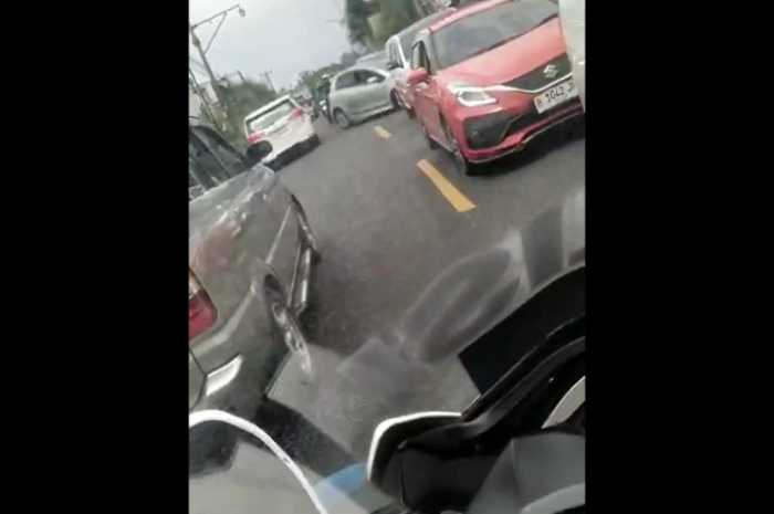 Tangkapan layar video petugas Satlantas Polres Bogor saat hendak melakukan pengawalan mobil berisi anak sakit di Jalur Puncak.
