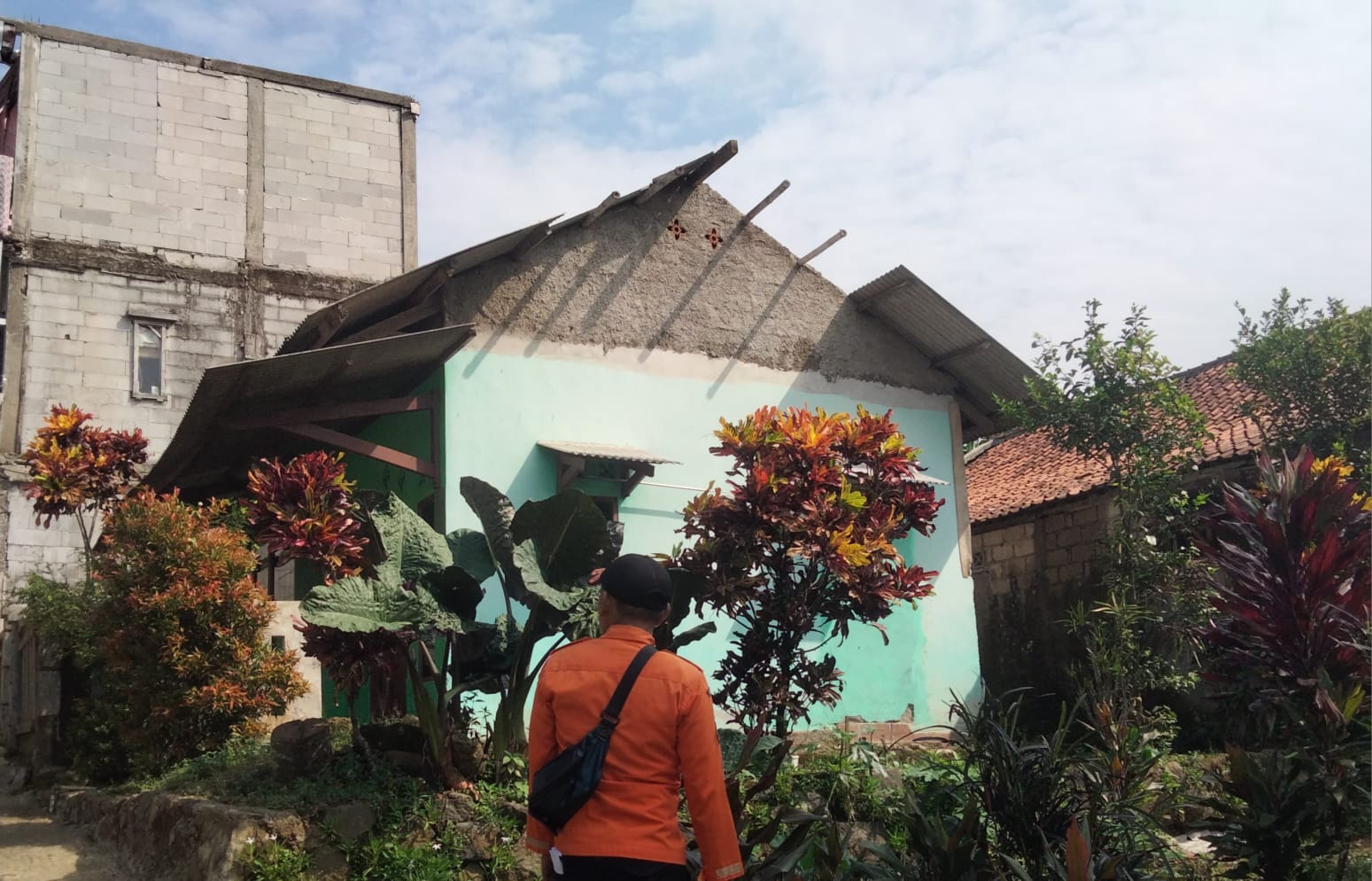 Sebanyak 12 rumah terdampak angin puting beliung yang terjadi di Desa Sukaluyu, Kecamatan Tamansari, Kabupaten Bogor, pada Senin 7 Juli 2025.