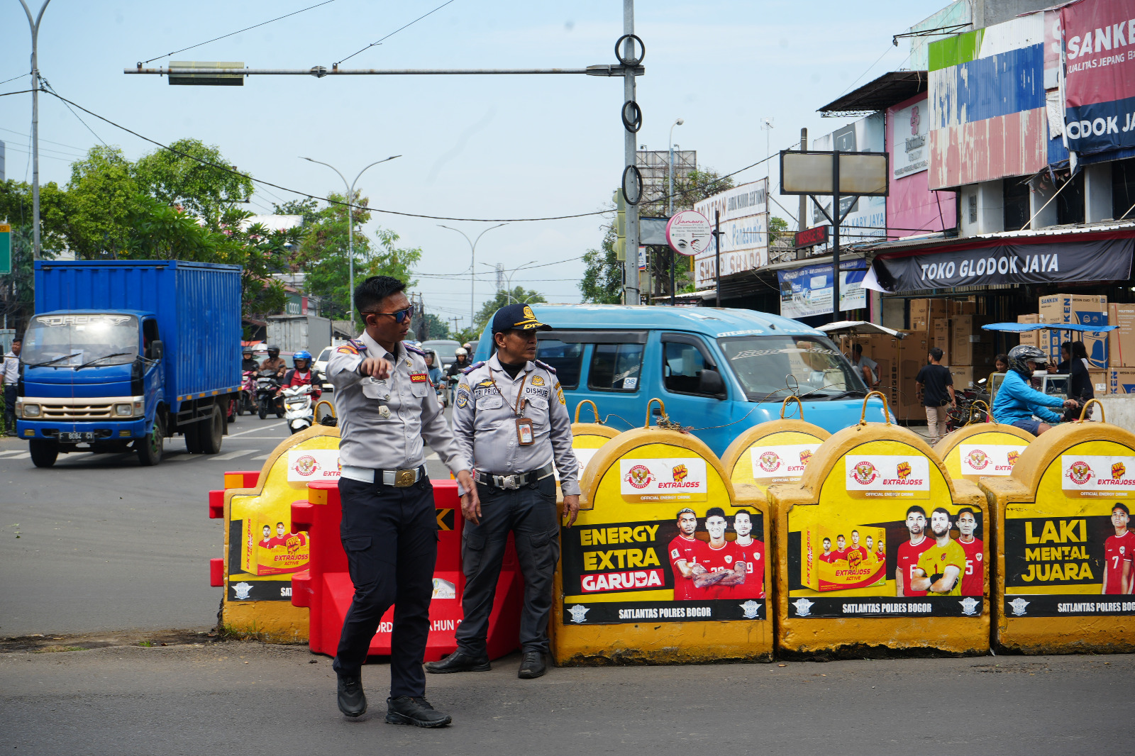 Petugas Dinas Perhubungan Kabupaten Bogor, saat mengatur lalu lintas di Simpang Pasar Cibinong.
