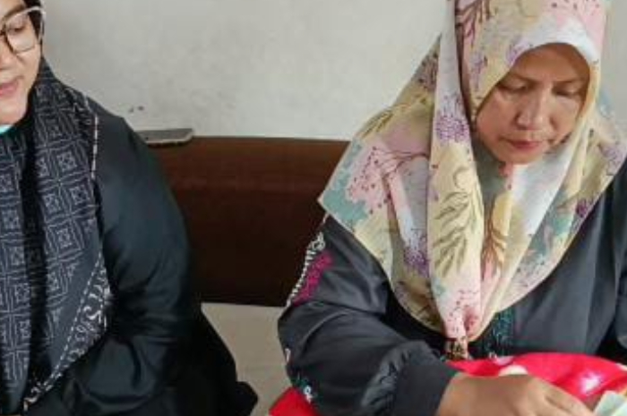 Warga menyelimuti bayi yang ditemukan di Ciampea, Bogor.